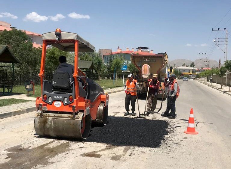 Van Büyükşehir Belediyesi yol çalışmalarını sürdürüyor