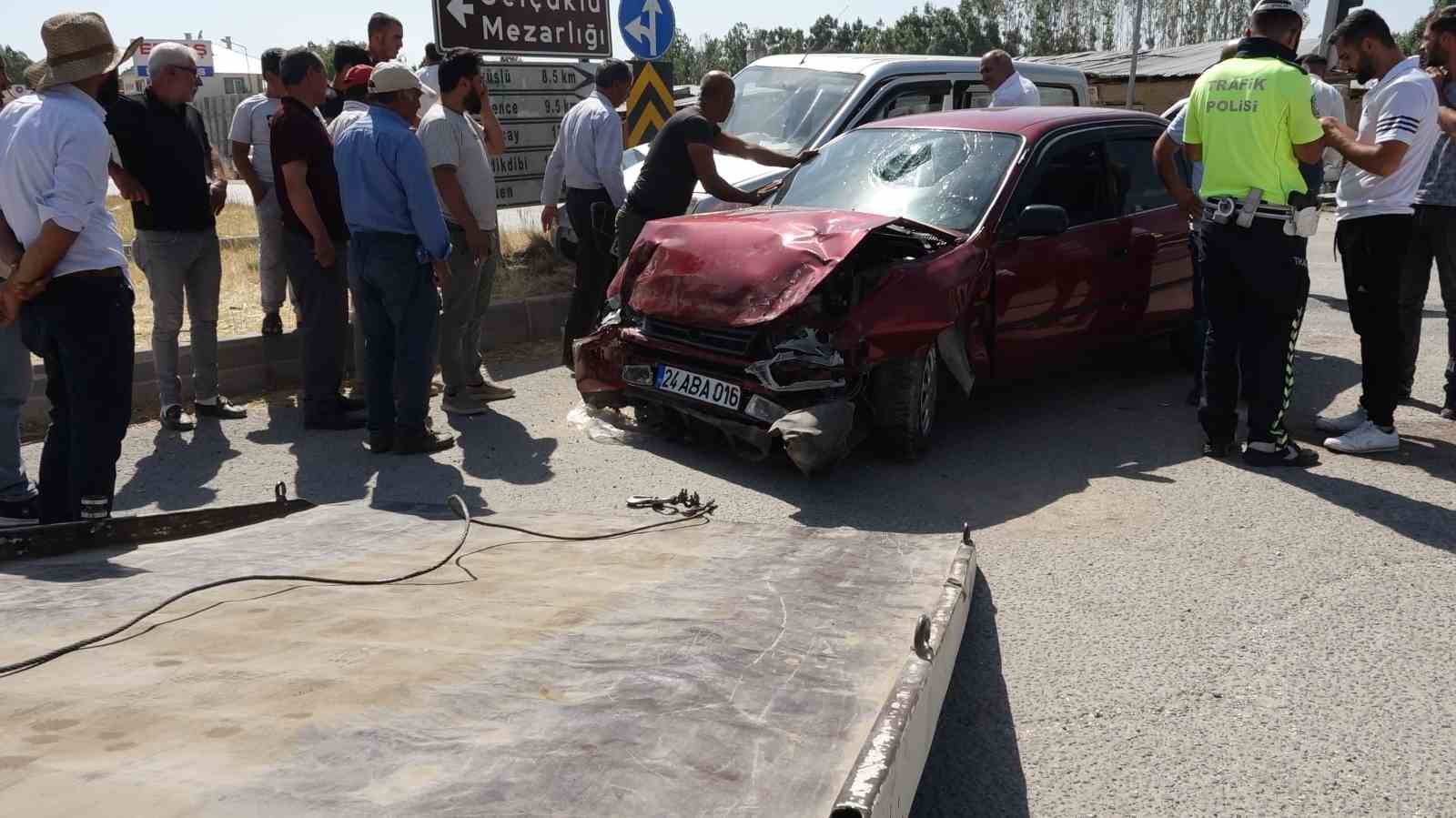 Erciş’te otomobille kamyonet çarpıştı: 3 yaralı