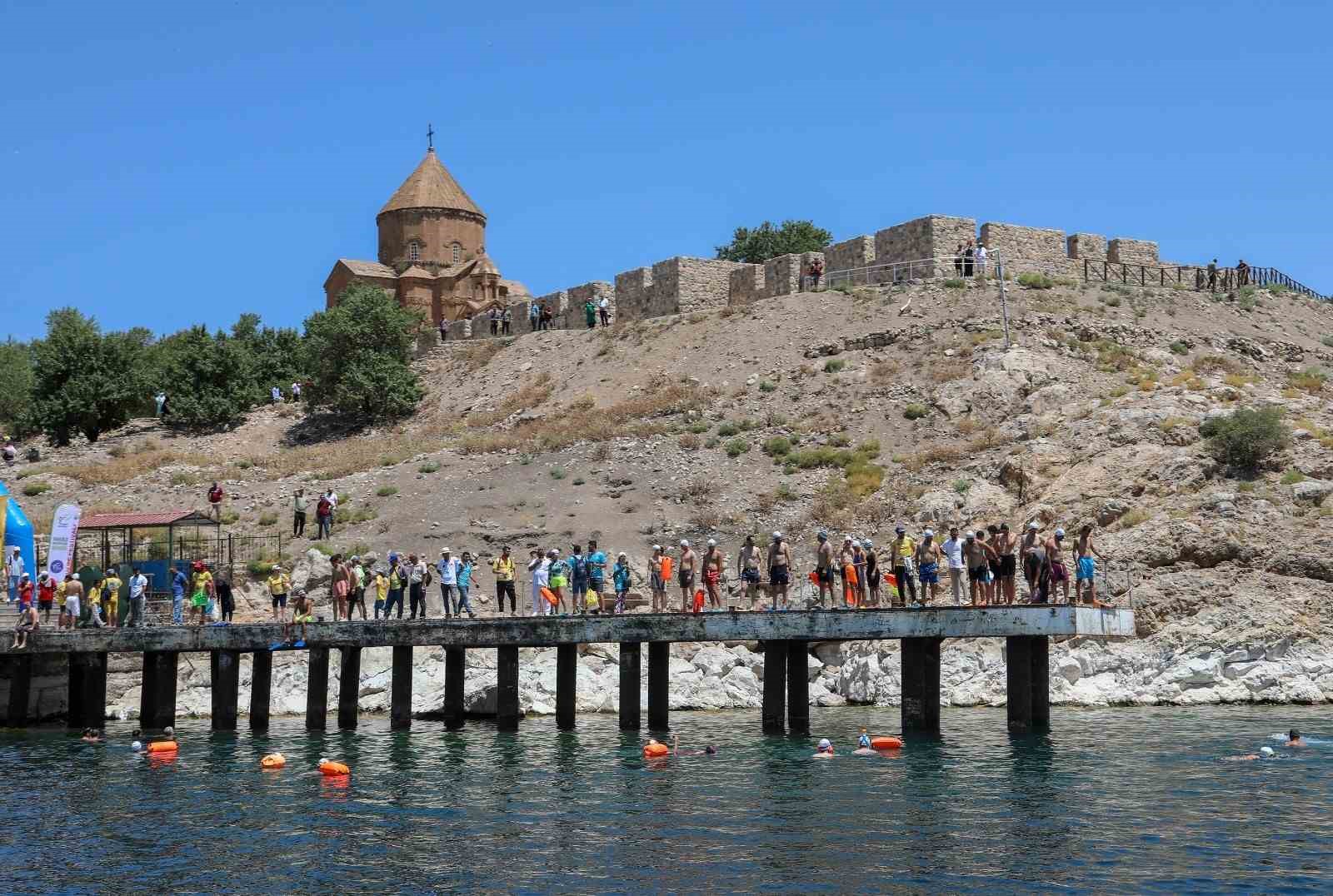 Van Denizi Yüzme Festivali renkli görüntülerle sona erdi