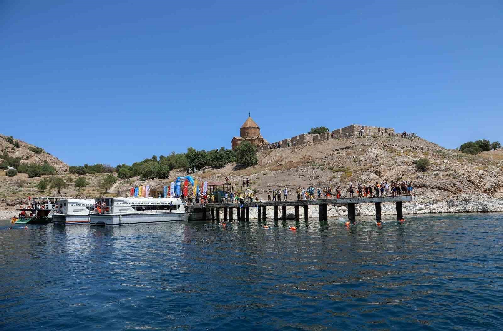 Van Denizi Yüzme Festivali renkli görüntülerle sona erdi