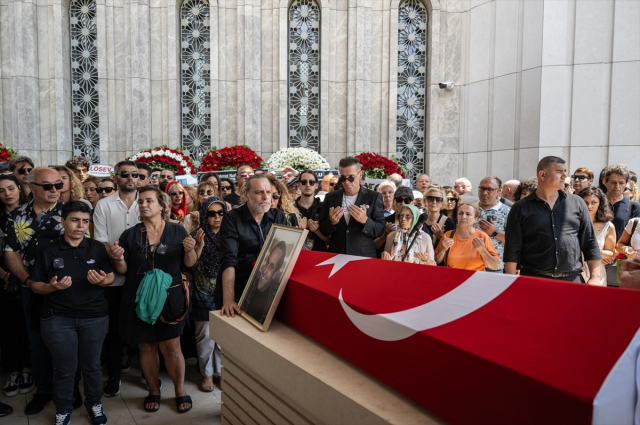 Sanatçı Özkan Uğur son yolculuğuna uğurlandı