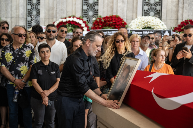 Sanatçı Özkan Uğur son yolculuğuna uğurlandı