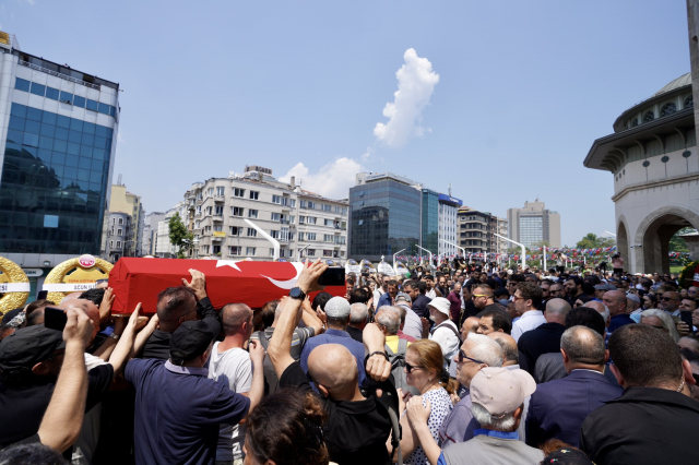 Sanatçı Özkan Uğur son yolculuğuna uğurlandı