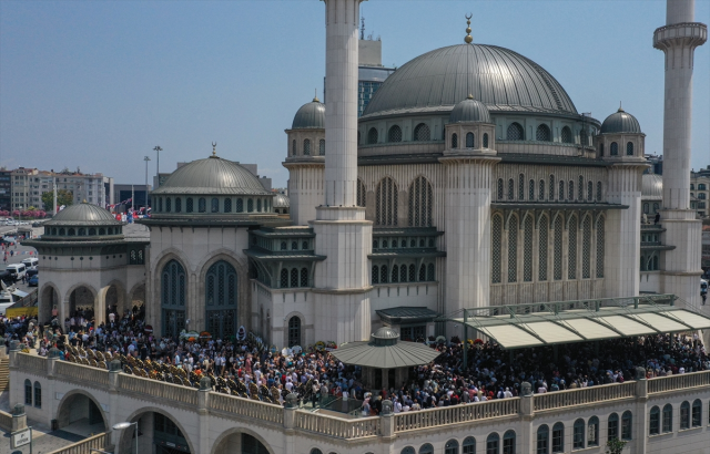 Sanatçı Özkan Uğur son yolculuğuna uğurlandı