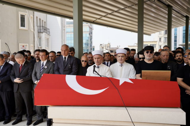 Sanatçı Özkan Uğur son yolculuğuna uğurlandı