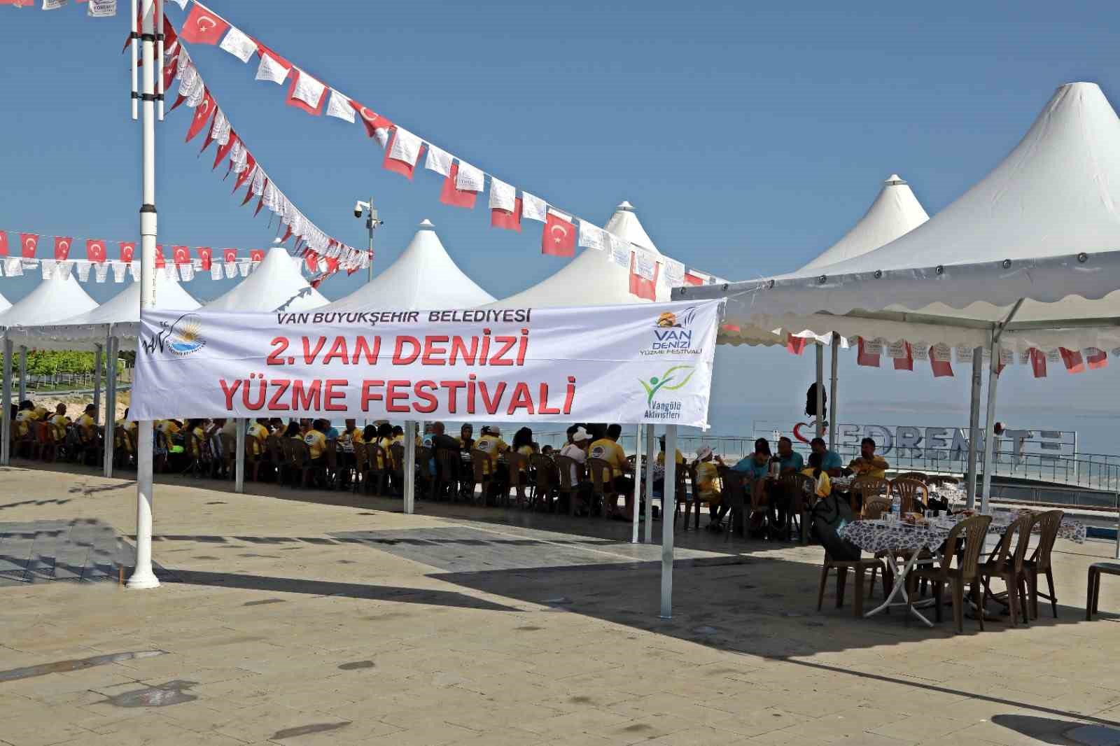 Van Gölü’nün tuzlu ve sodalı sularında kulaç attılar