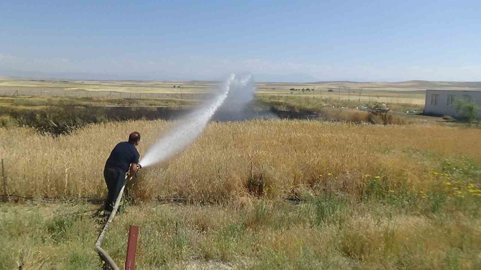 Mangal yapayım derken tarlasını yaktı