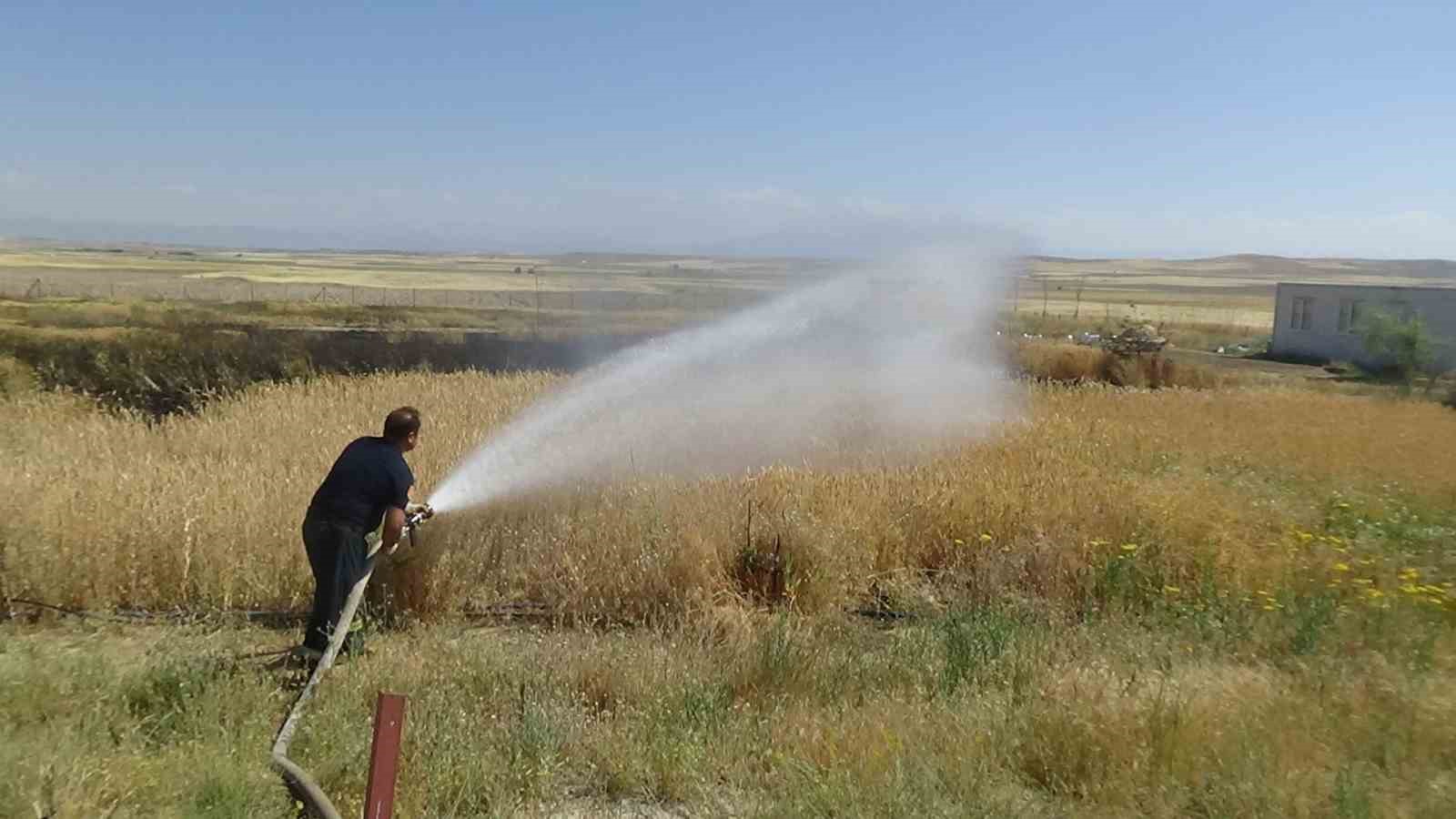 Mangal yapayım derken tarlasını yaktı