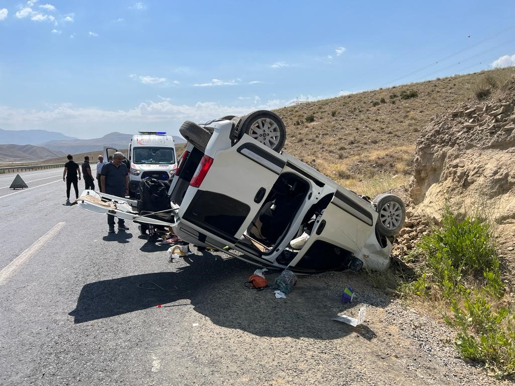 Van-Hakkâri yolunda trafik kazası: 5 yaralı