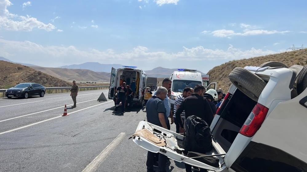 Van-Hakkâri yolunda trafik kazası: 5 yaralı