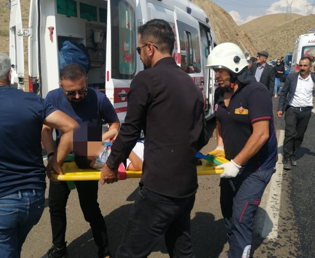 Van-Hakkâri yolunda trafik kazası: 5 yaralı