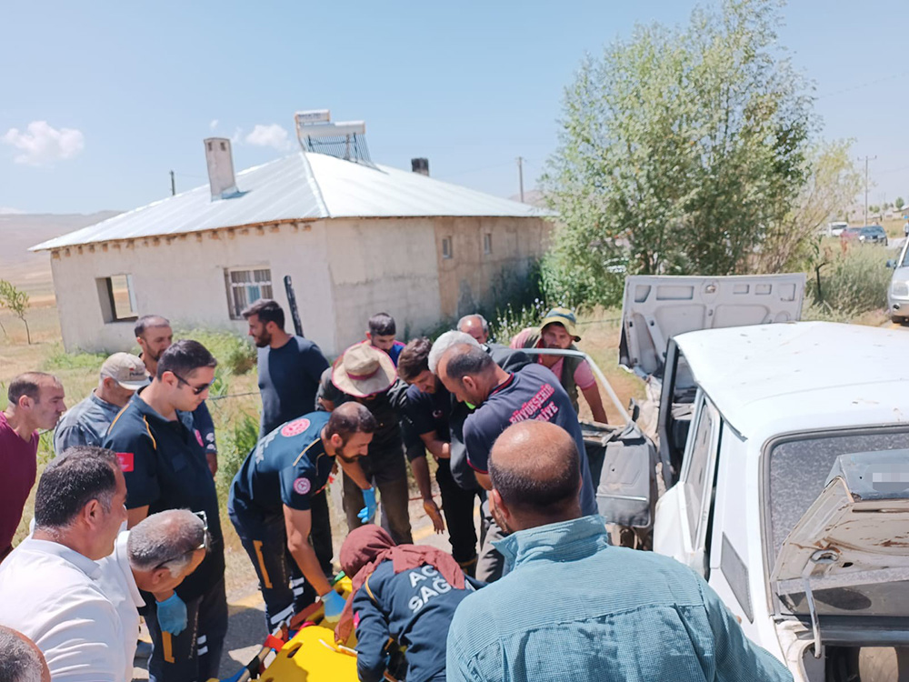 Otomobiller kafa kafaya çarpıştı: 2 yaralı