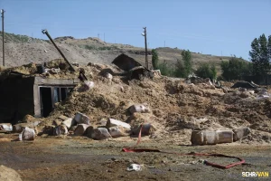 Van’da çıkan yangında 7 iş yeri bir kamyonet küle döndü