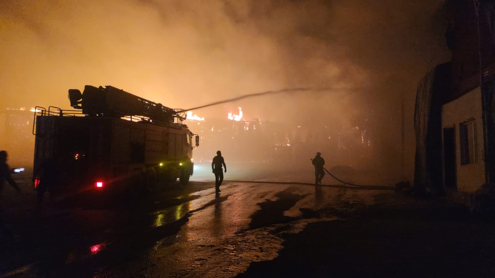 Van’da saman pazarında korkutan yangın