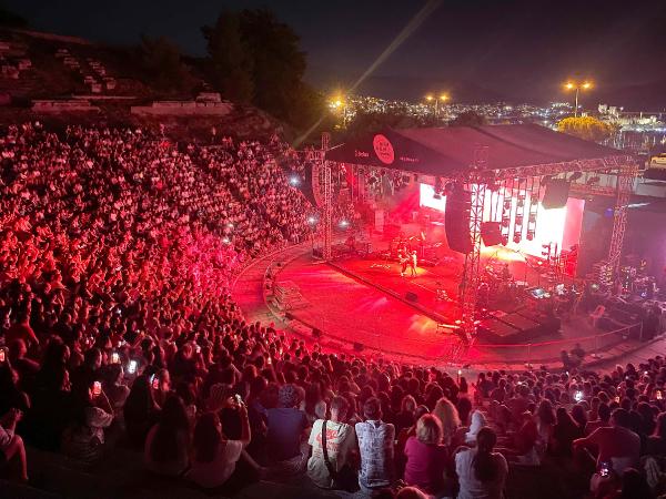 Efsane şarkılarıyla sevenlerine unutulmaz bir gece yaşatan Sertap Erener, müjdeli haberi sahnede verdi