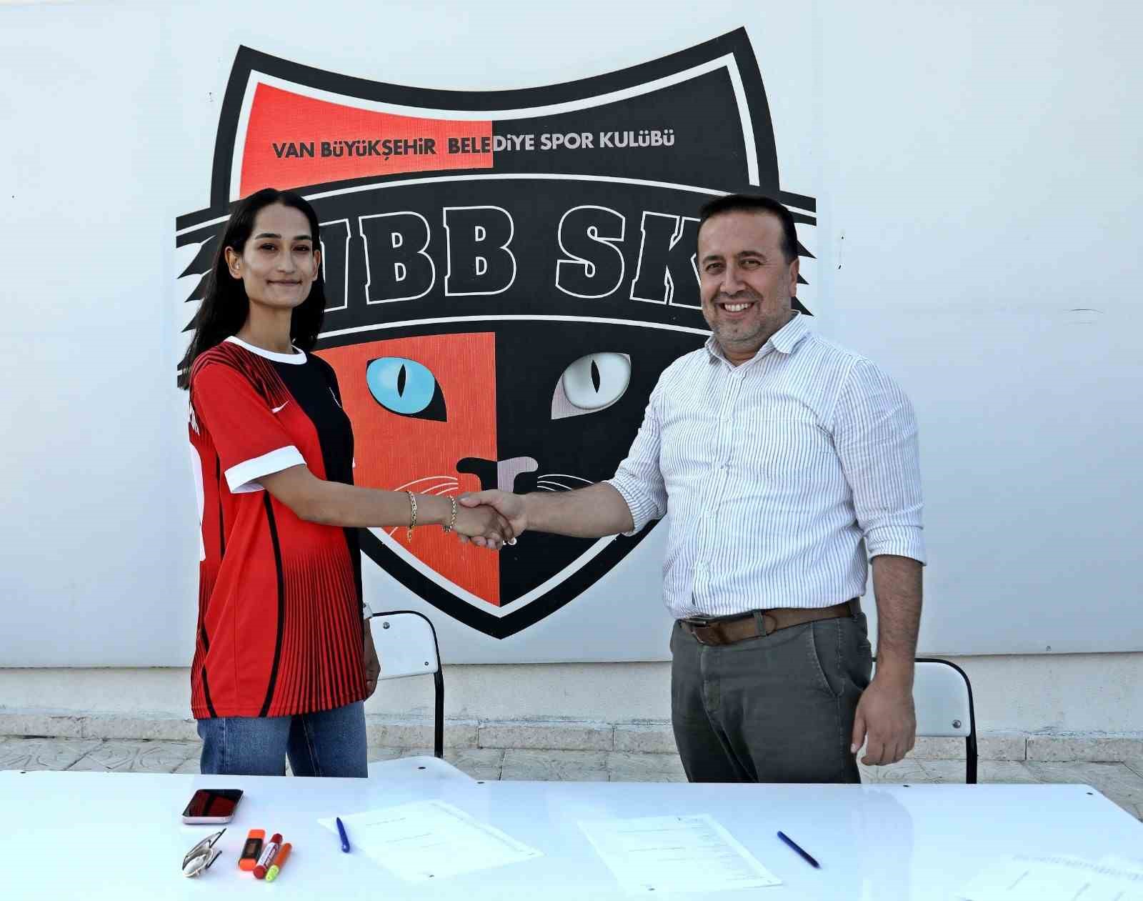 Van Büyükşehir Belediyespor Kadın Futbol Takımında toplu imza töreni