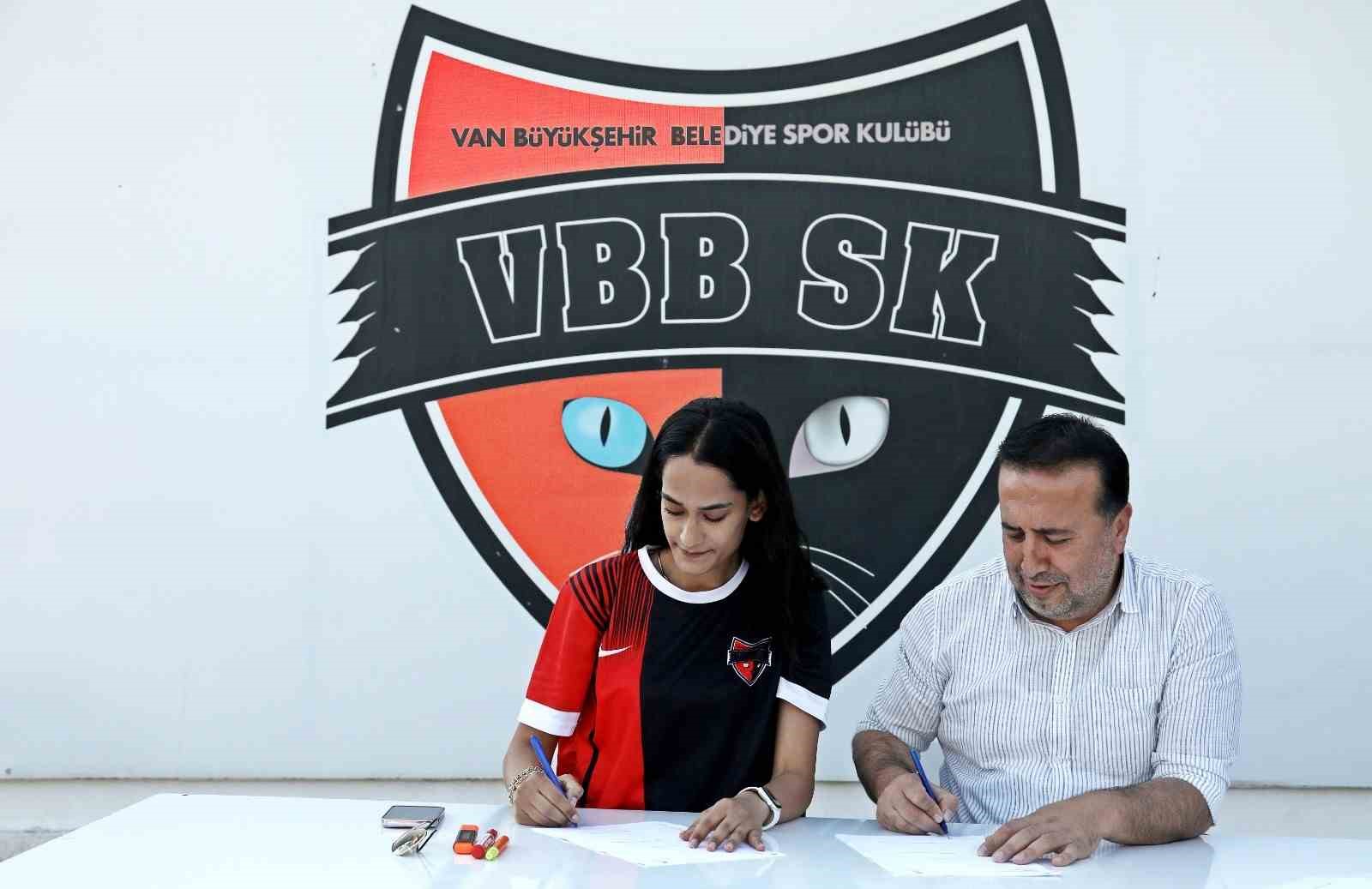 Van Büyükşehir Belediyespor Kadın Futbol Takımında toplu imza töreni