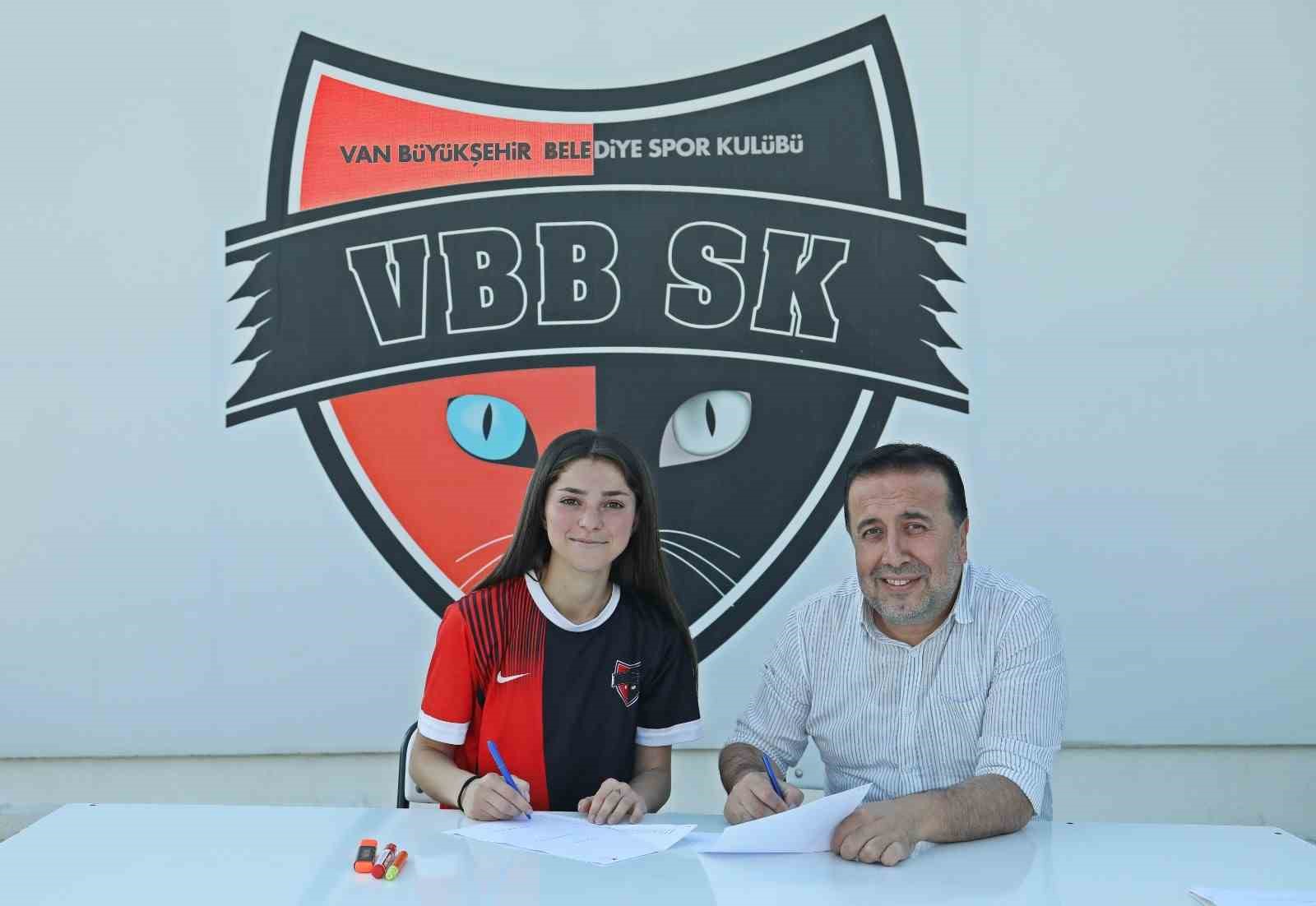 Van Büyükşehir Belediyespor Kadın Futbol Takımında toplu imza töreni