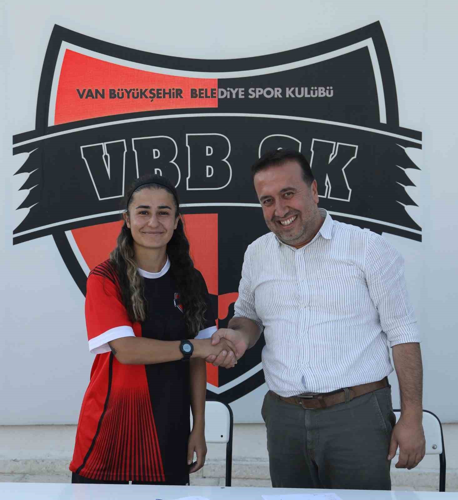 Van Büyükşehir Belediyespor Kadın Futbol Takımında toplu imza töreni