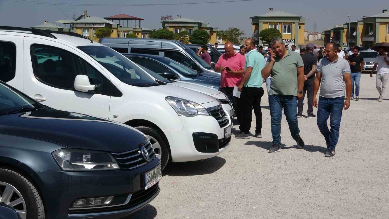 Van’daki ikinci el açık oto pazarında yeni düzenlemeye tam destek