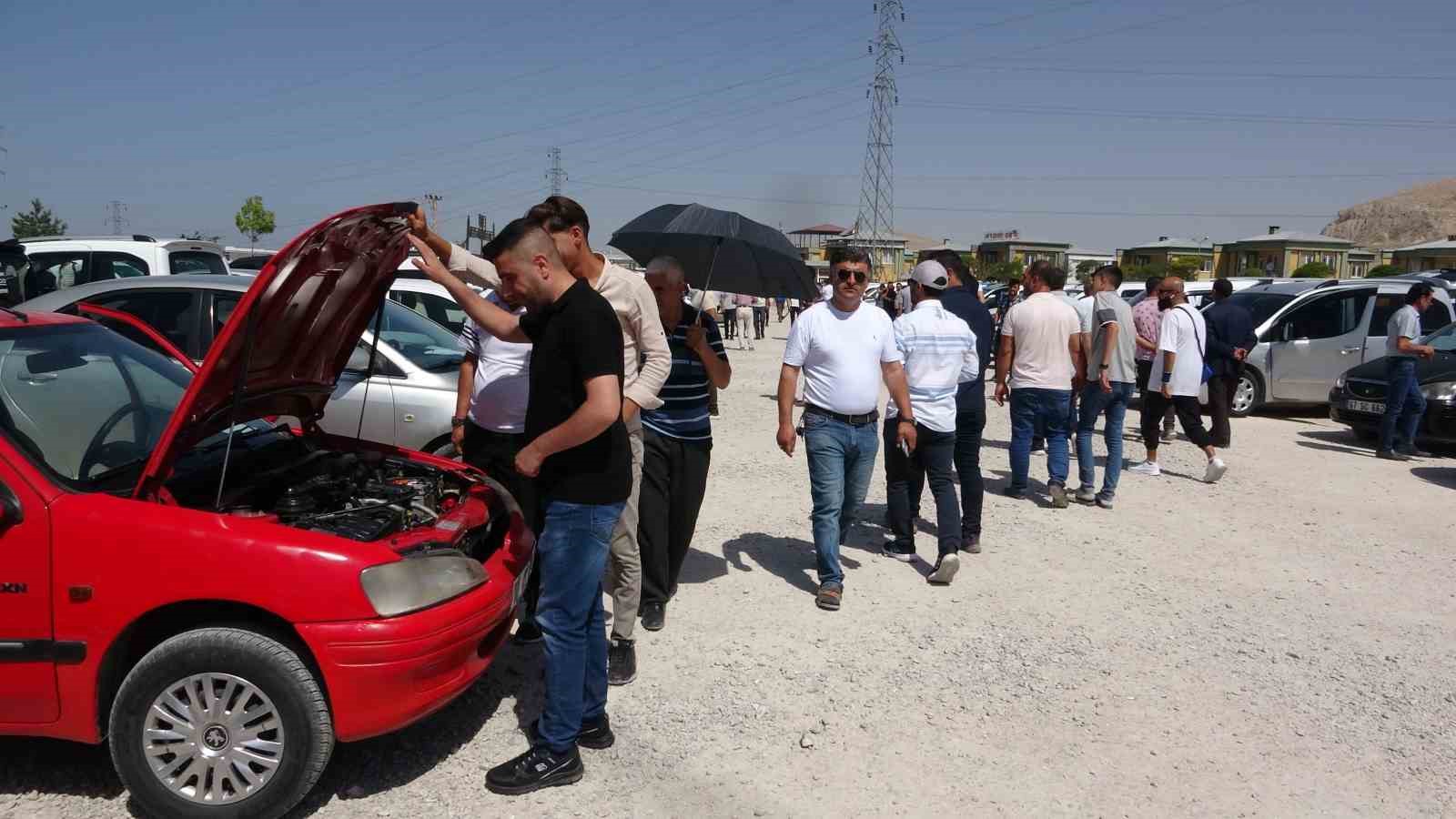 Van’daki ikinci el açık oto pazarında yeni düzenlemeye tam destek