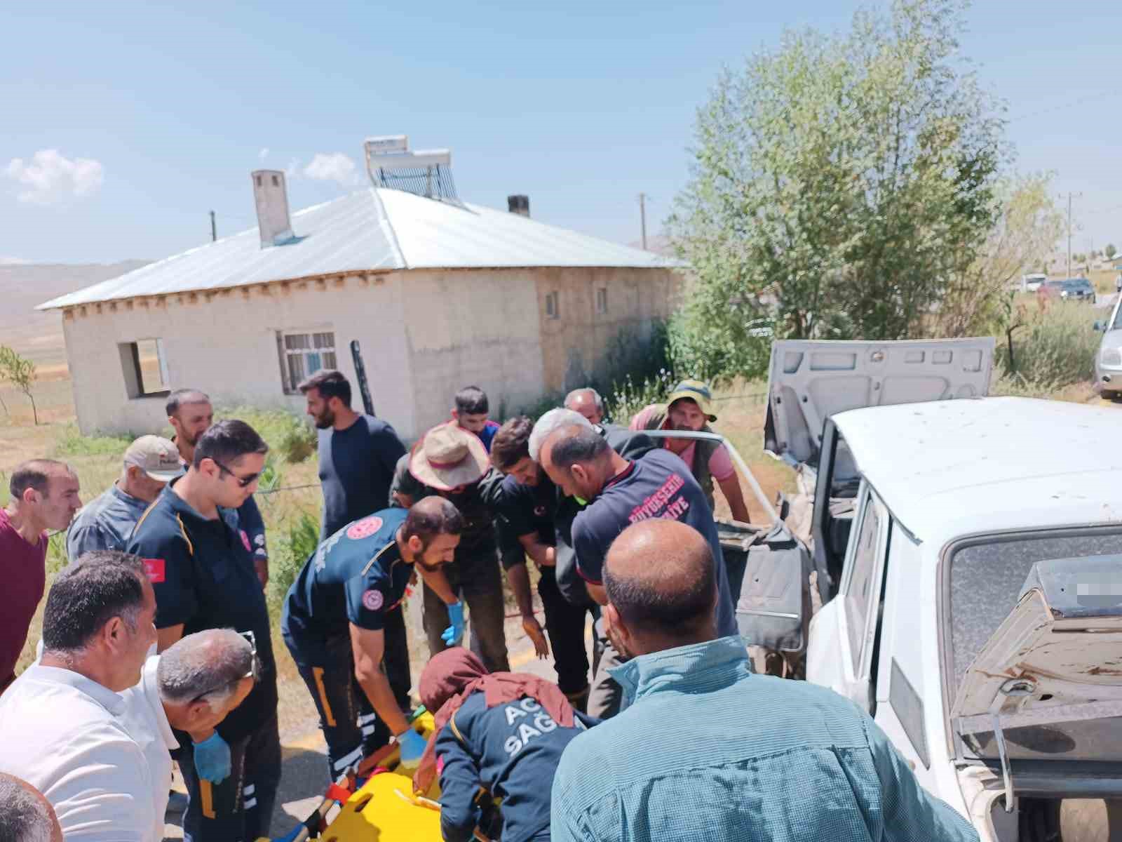 Otomobiller kafa kafaya çarpıştı: 2 yaralı