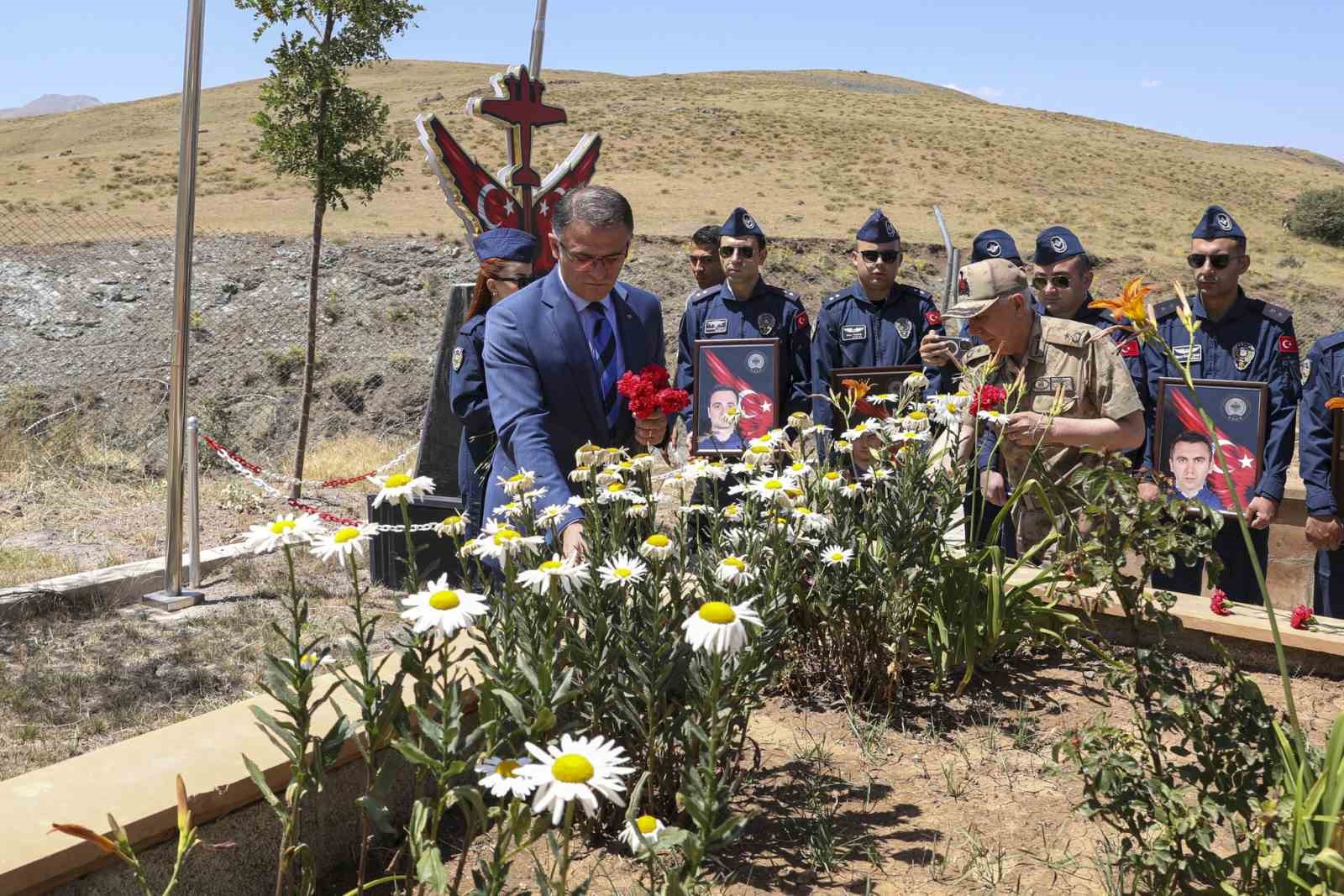 Uçak kazasında şehit olan 7 emniyet mensubu dualarla anıldı