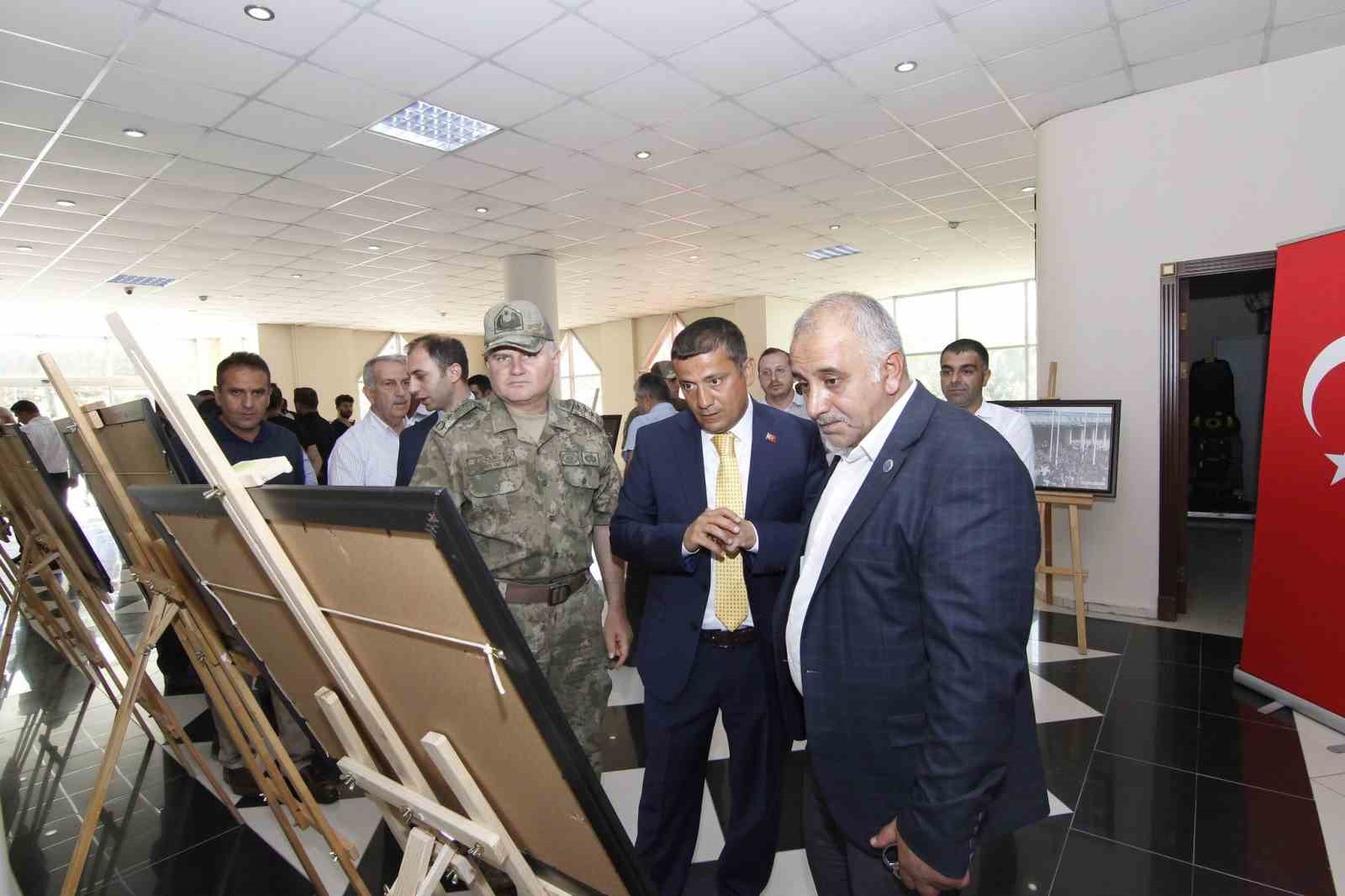 Erciş’te “15 Temmuz” konulu fotoğraf sergisi açıldı