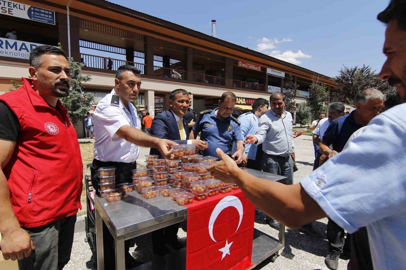 Erciş’te “15 Temmuz” konulu fotoğraf sergisi açıldı