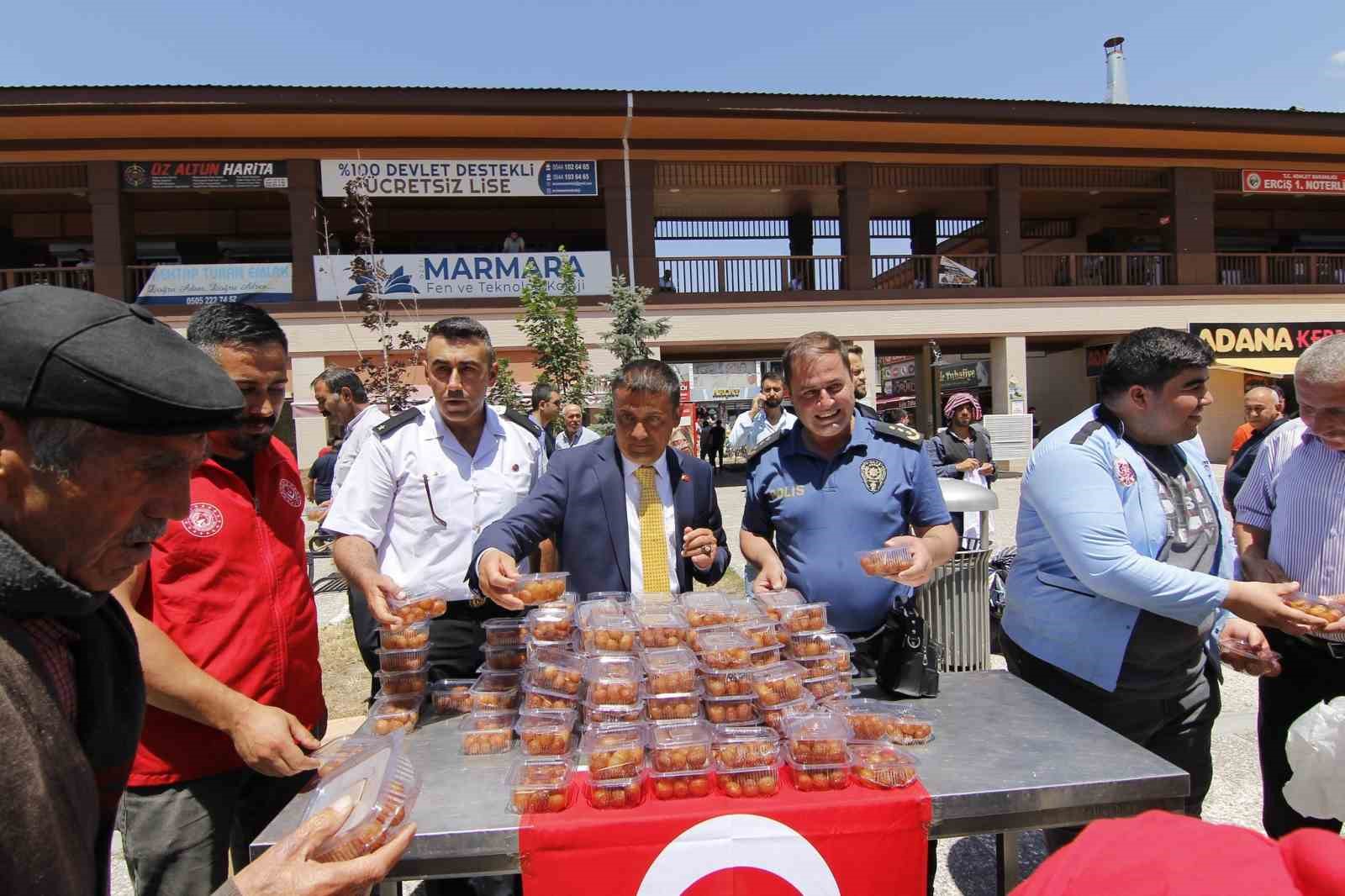 Erciş’te “15 Temmuz” konulu fotoğraf sergisi açıldı