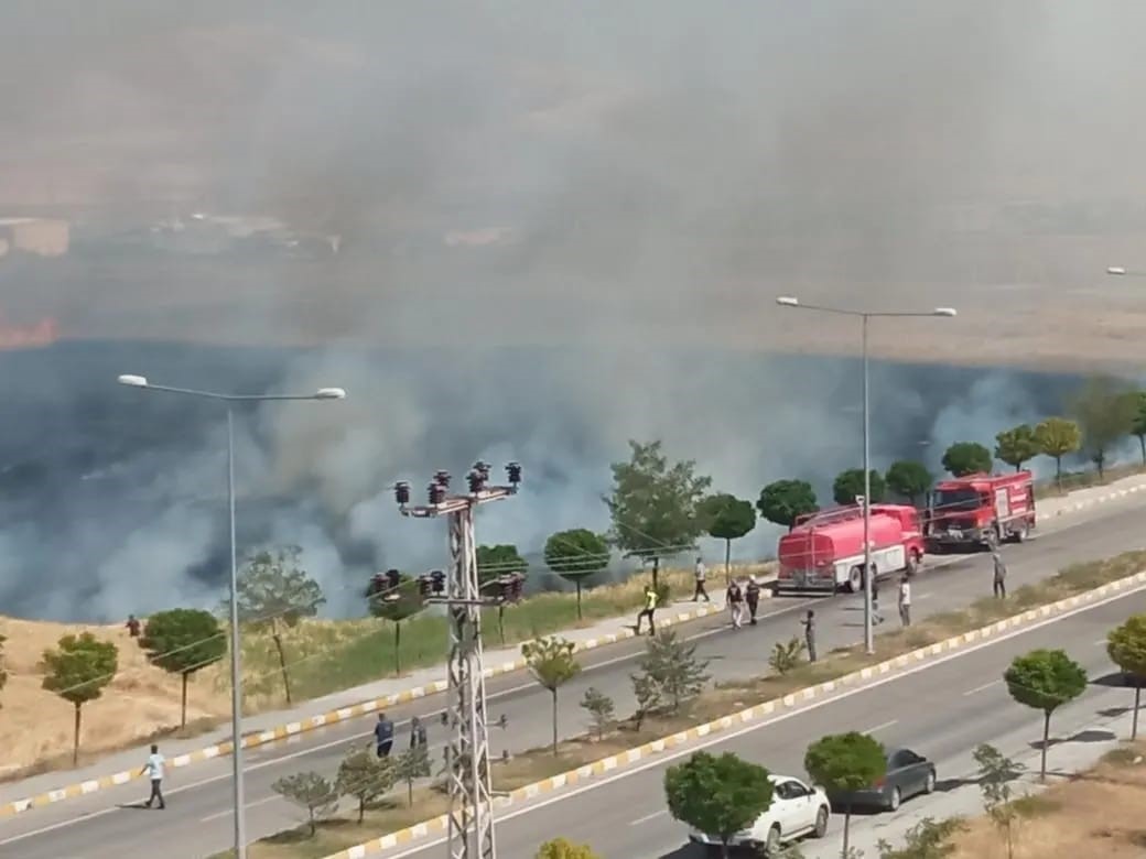 Buğday tarlası alev alev yandı