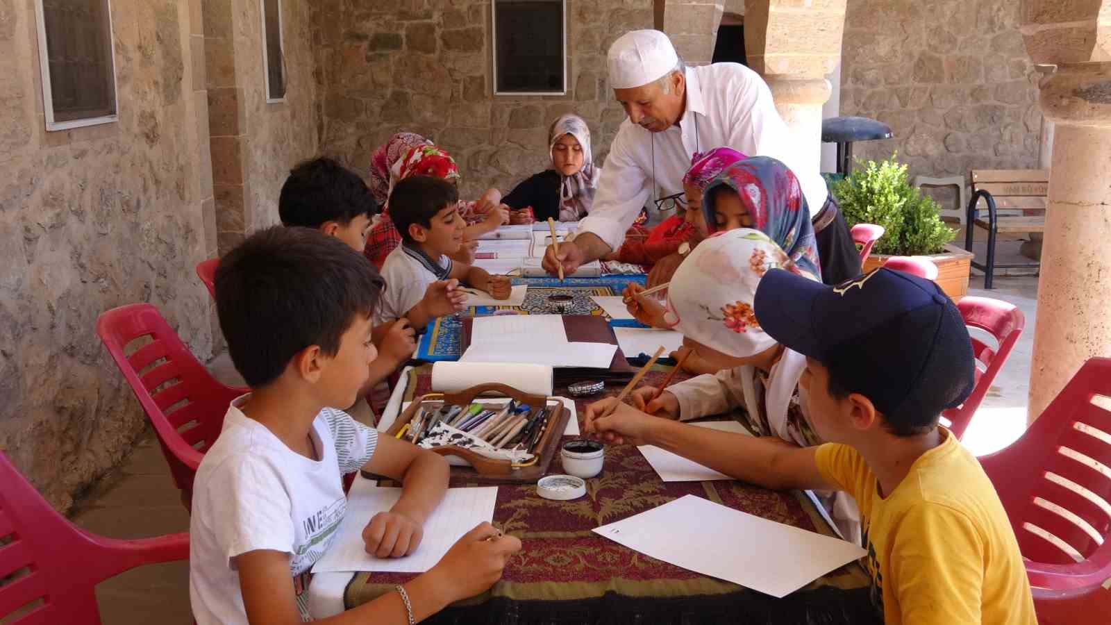 Minikler yaz Kur’an kursunda hat sanatını öğreniyor