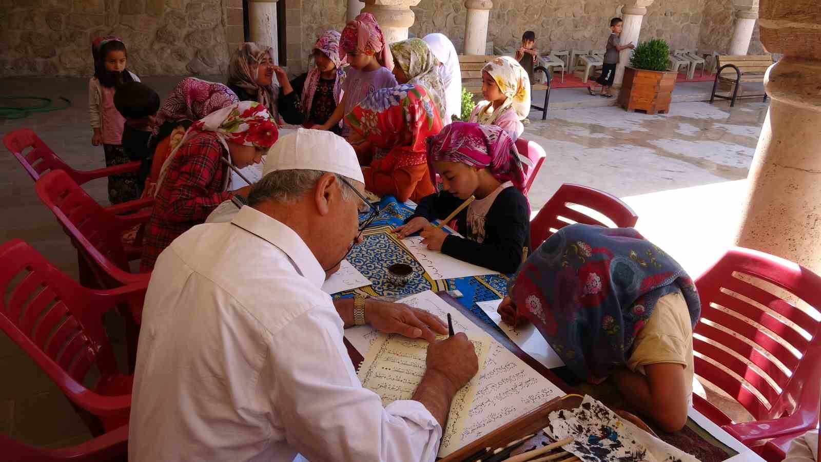 Minikler yaz Kur’an kursunda hat sanatını öğreniyor