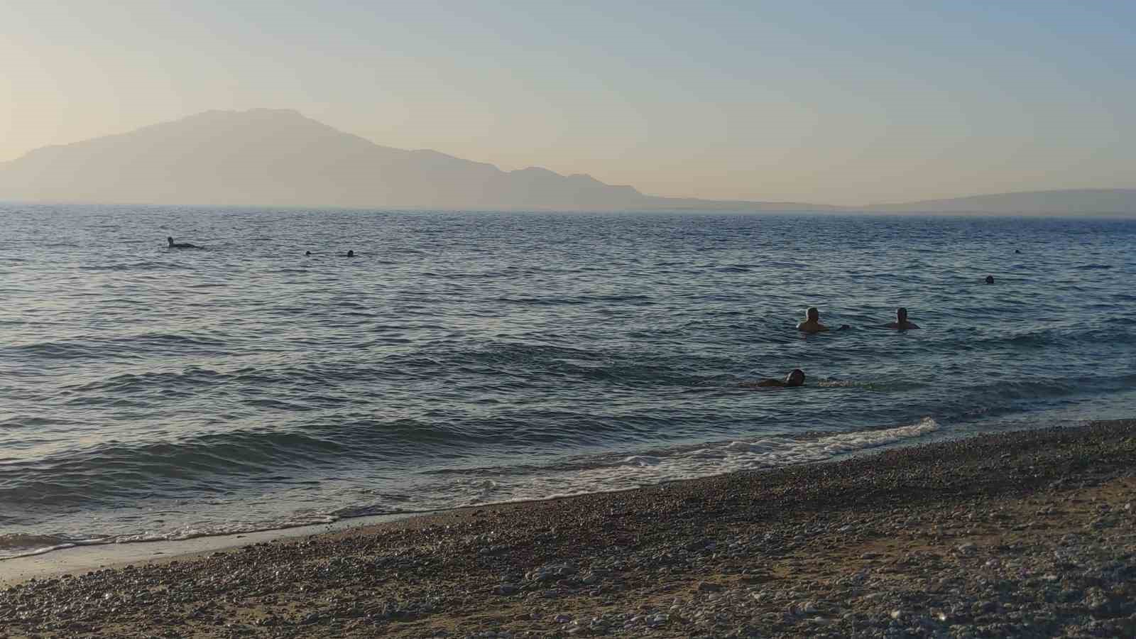 Van Gölü’nde gün batımına karşı yüzme keyfi