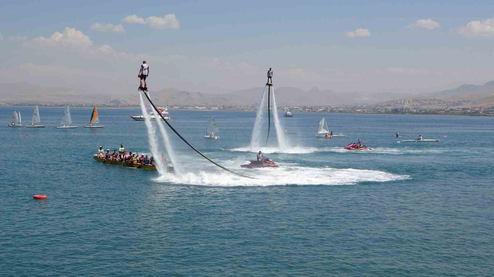 Van Gölü’nde renkli görüntüler: flyboard ile parasailing nefes kesti