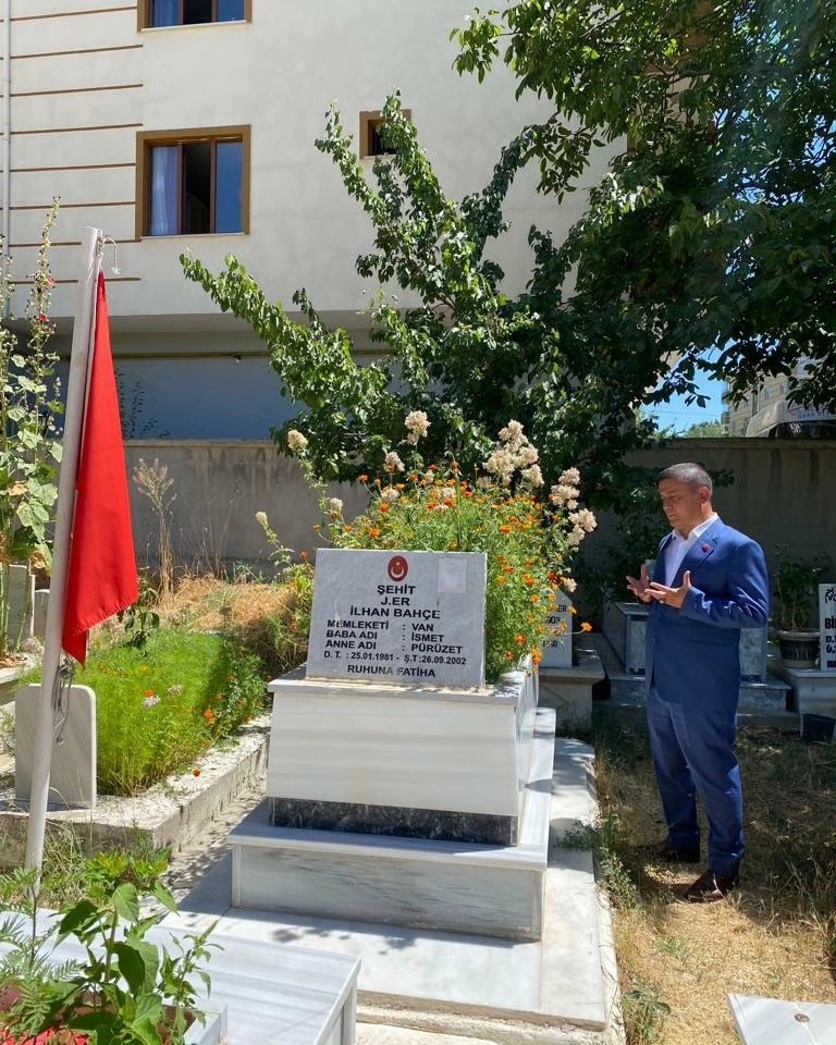 Erciş Belediyesi mezarlıkların bakım ve onarımını yaptı