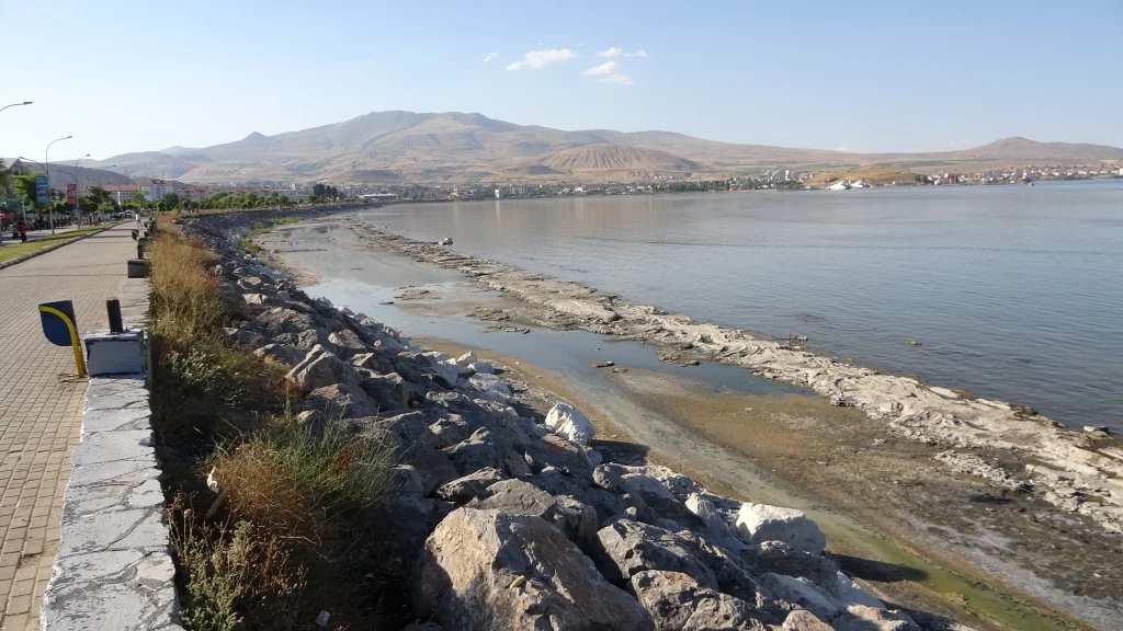 Van Gölü'ne Nazar Değdi Çekilme Yürek Burkuyor