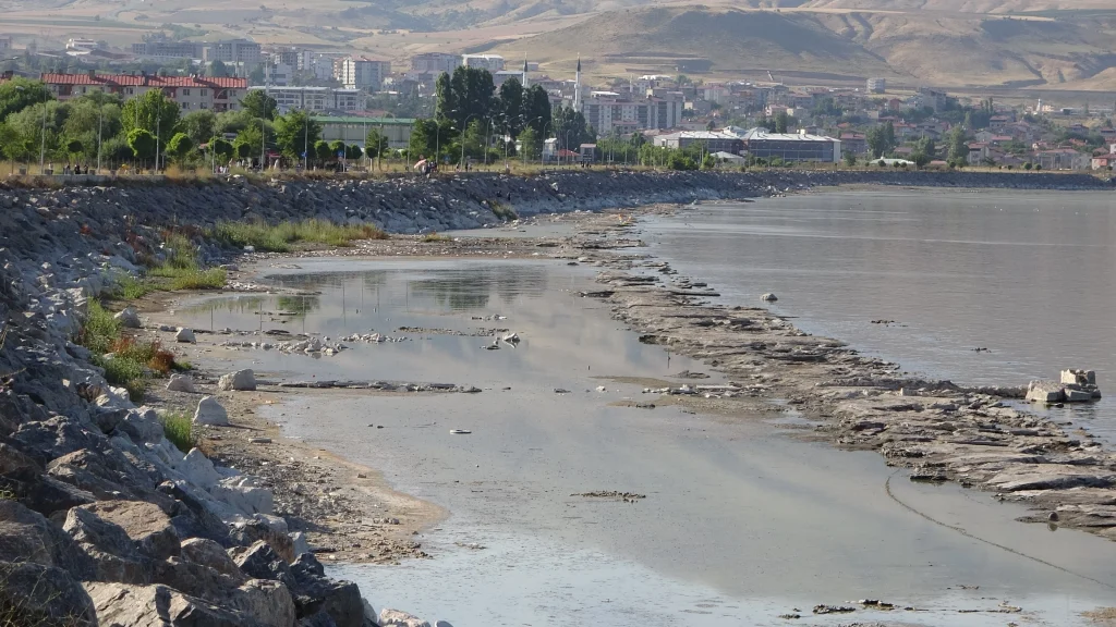 Van Gölü'ne Nazar Değdi Çekilme Yürek Burkuyor