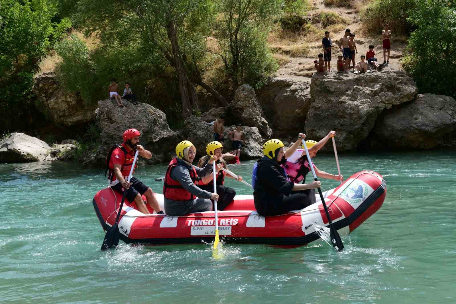 Daire Başkanı Biçek, kadın sporcularla bir araya geldi