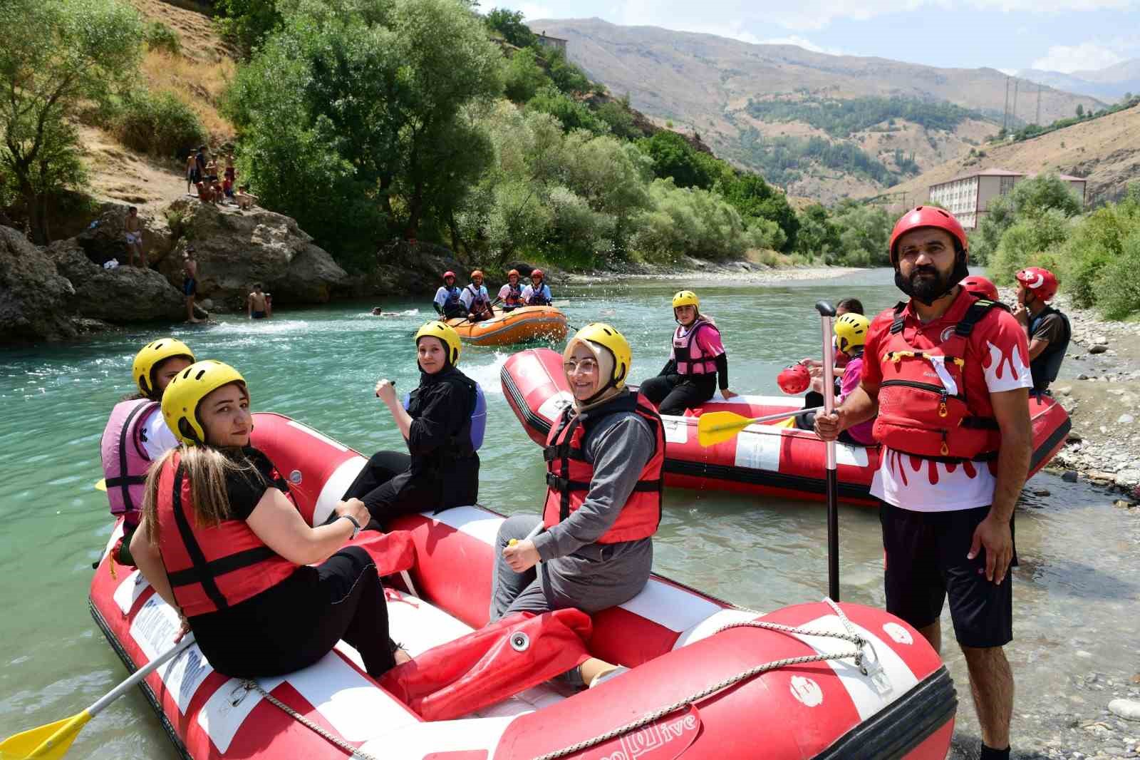 Daire Başkanı Biçek, kadın sporcularla bir araya geldi