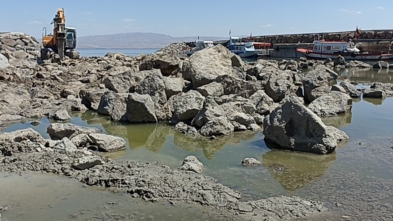 Erciş’te balıkçı barınağı yapımına başlandı