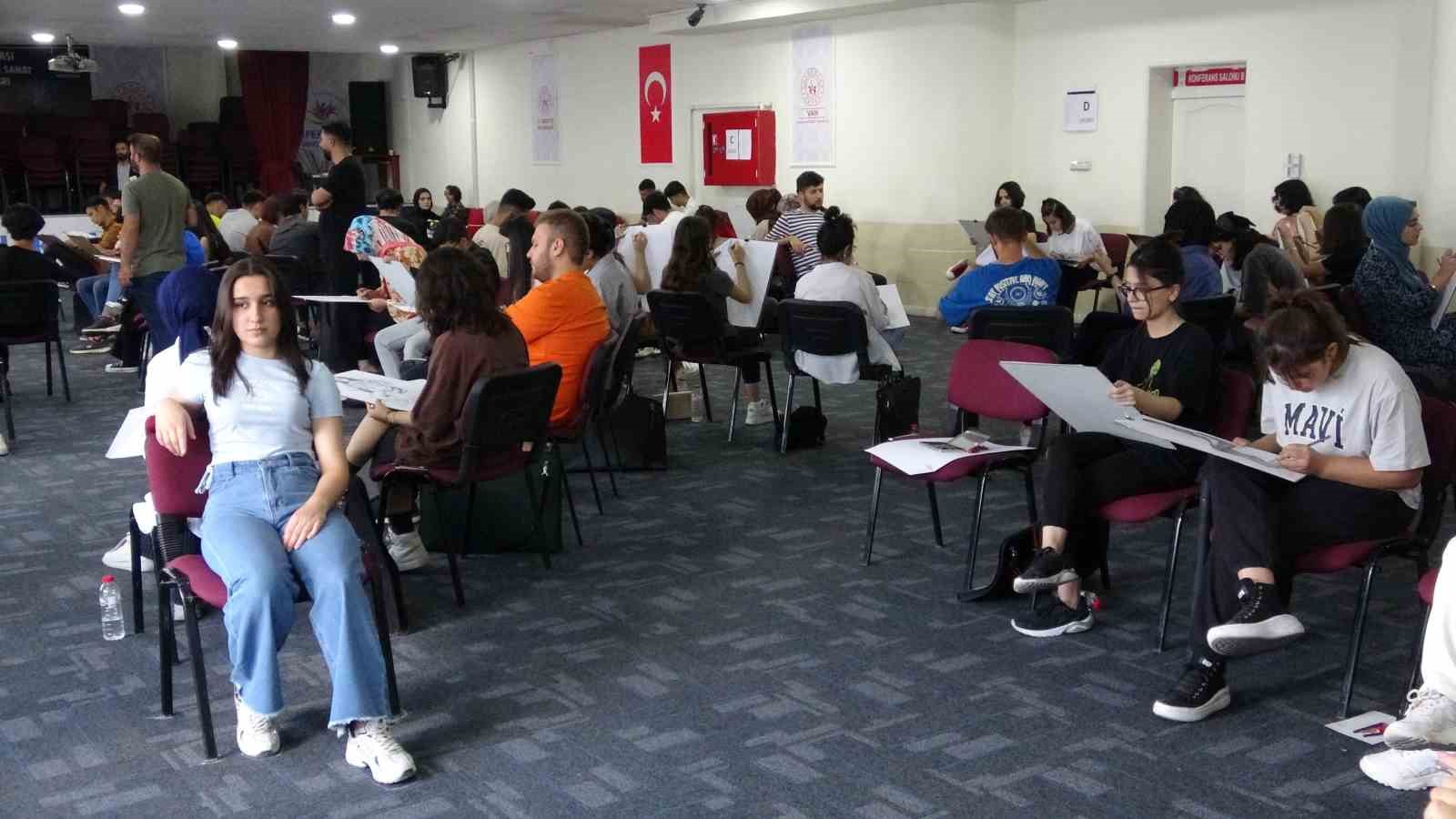 Van’da 103 öğrenci özel yetenek resim deneme sınavına girdi