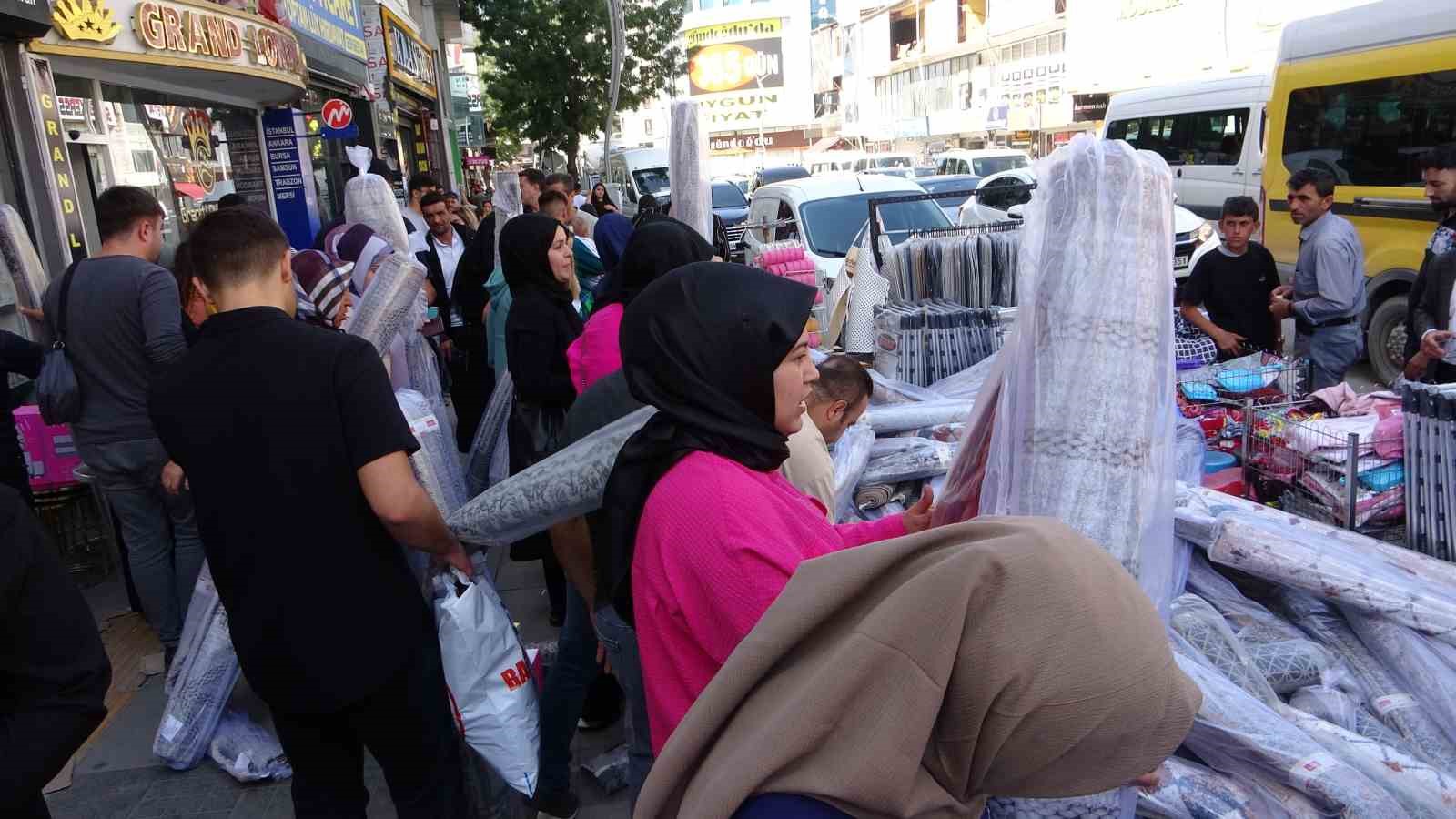 Van’da halı kampanyasında izdiham yaşandı