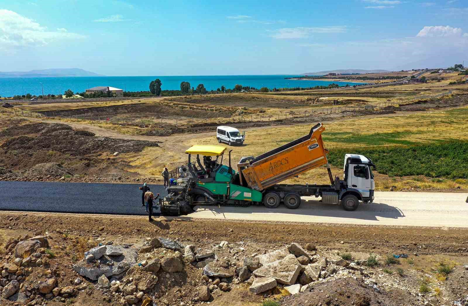 Erciş’te yol asfaltlama çalışması