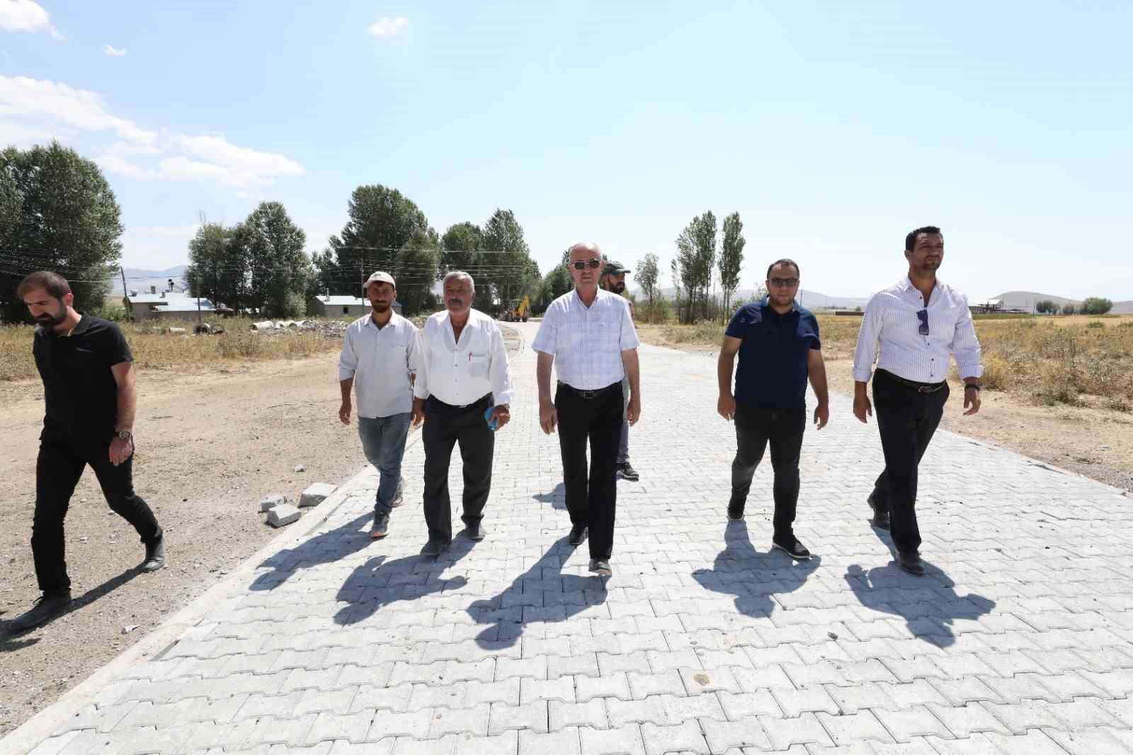 Tuşba’da yol çalışması yapılmayan mahalle kalmadı