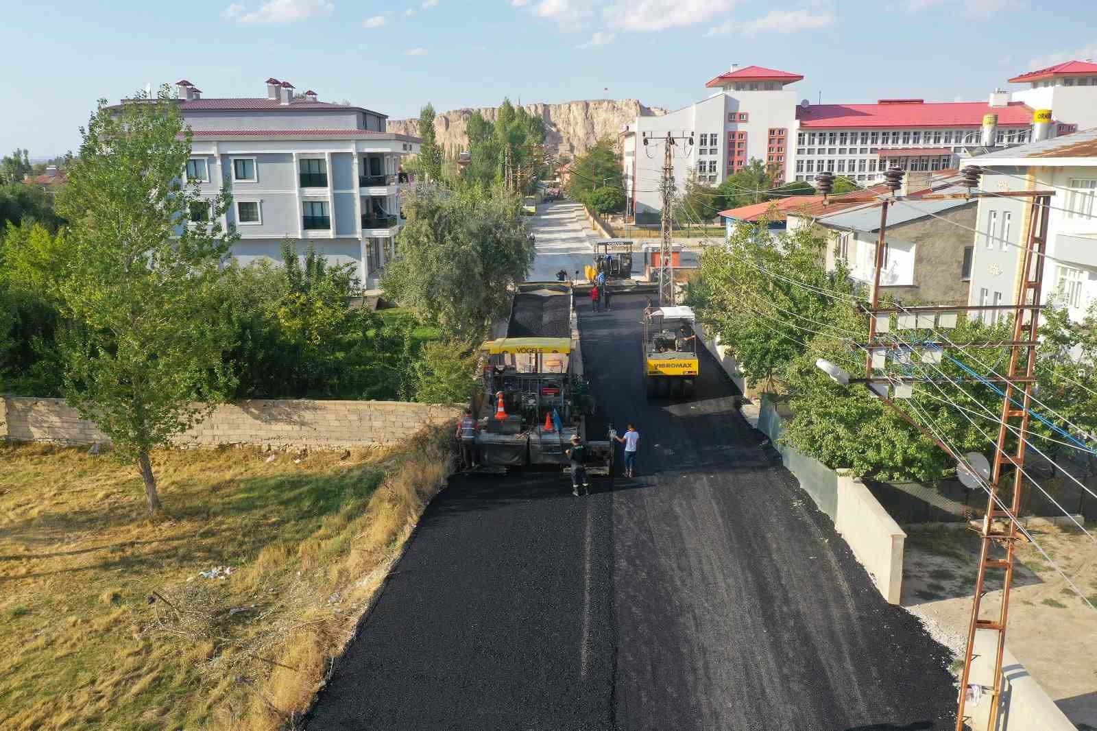 Edremit’te asfalt çalışmalarını sürdürüyor