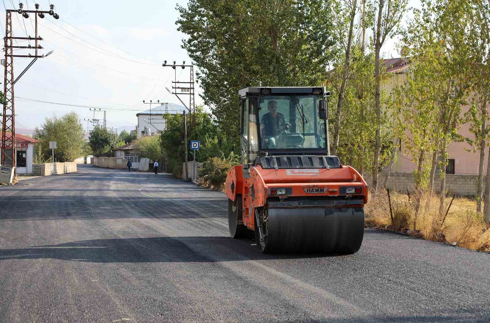 Edremit’te asfalt çalışmalarını sürdürüyor