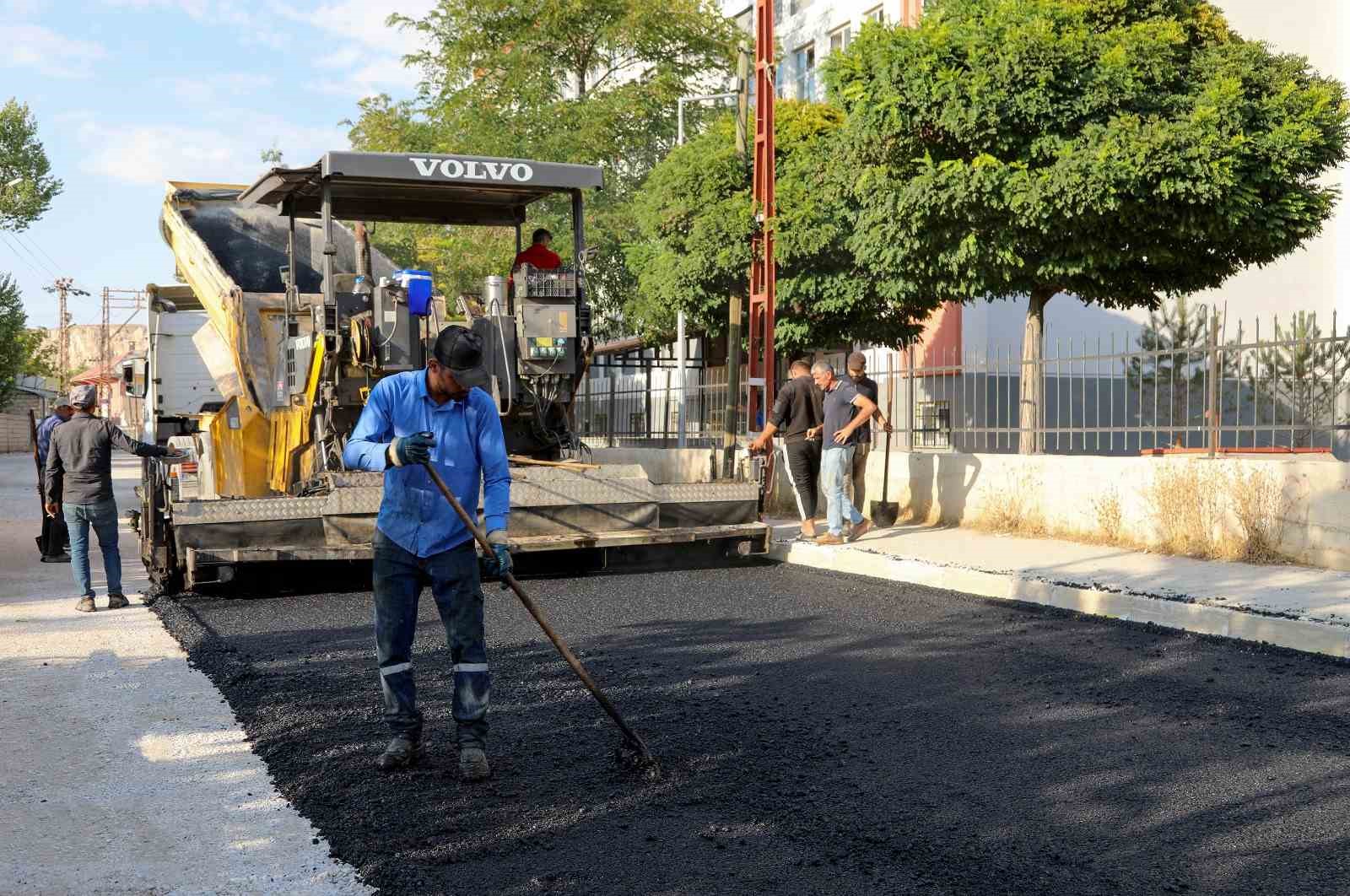 Edremit’te asfalt çalışmalarını sürdürüyor