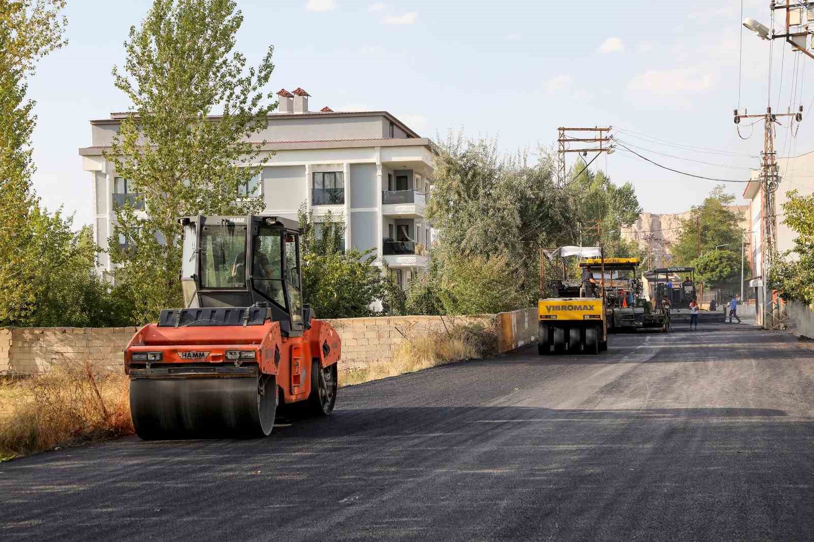 Edremit’te asfalt çalışmalarını sürdürüyor