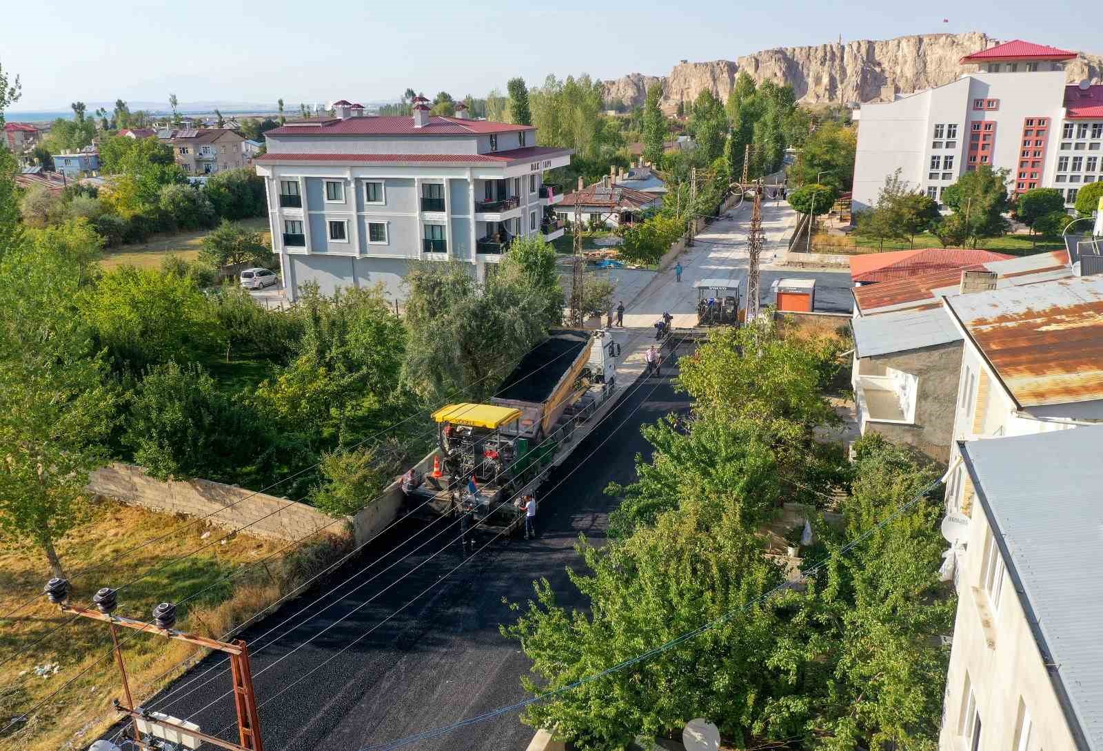 Edremit’te asfalt çalışmalarını sürdürüyor